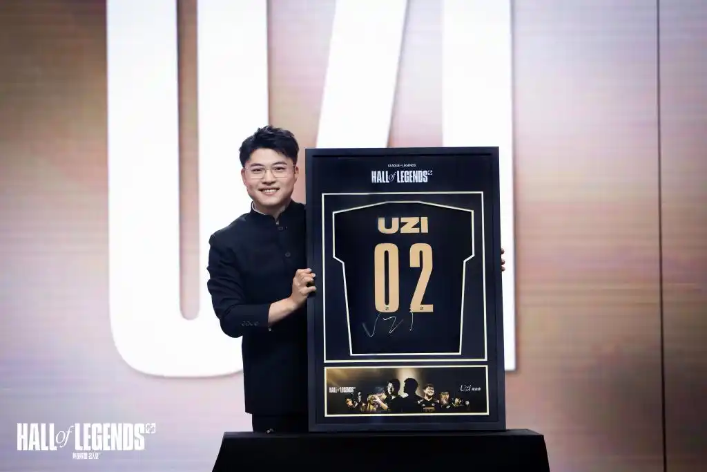 传奇永不落幕，Uzi入选英雄联盟名人堂