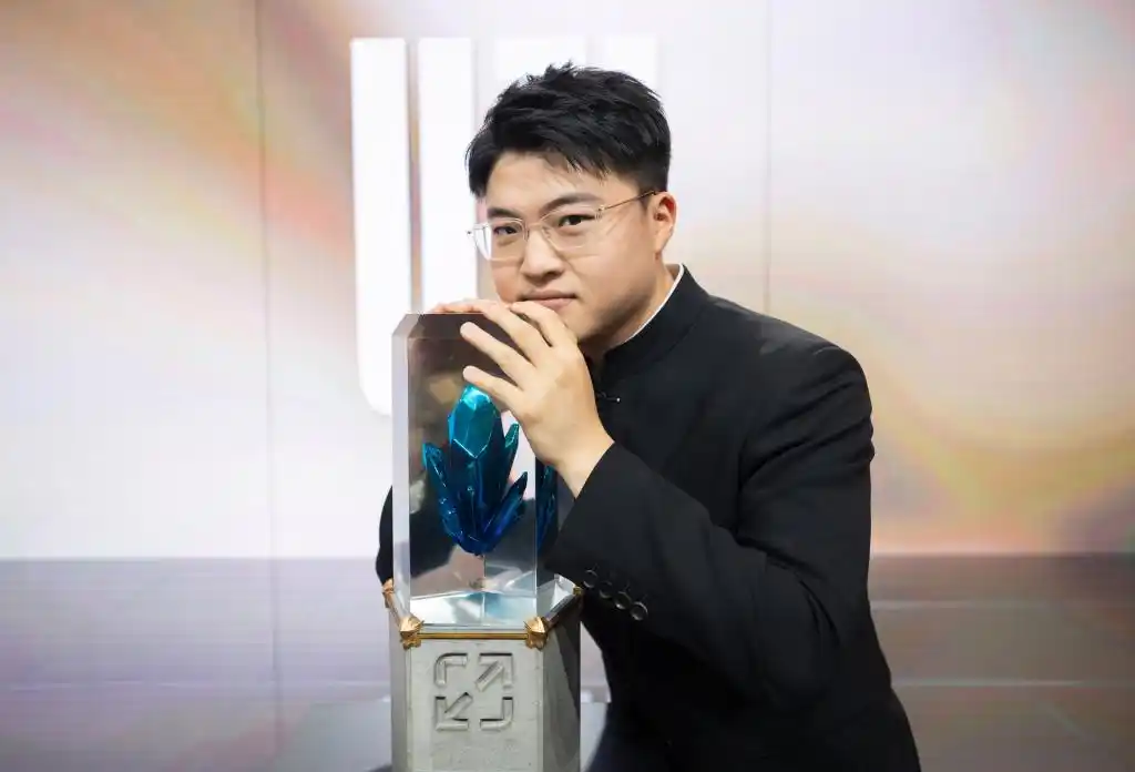 传奇永不落幕，Uzi入选英雄联盟名人堂