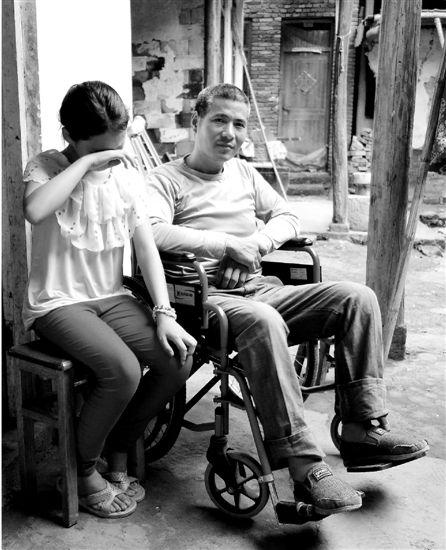 男子收养女孩13年无法落户 民政局：必须差40岁