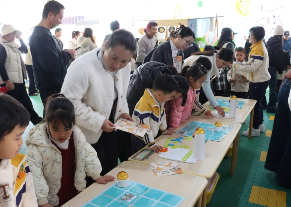 云南省石屏县科协走进逸景花园幼儿园让童心与科学撞个满怀