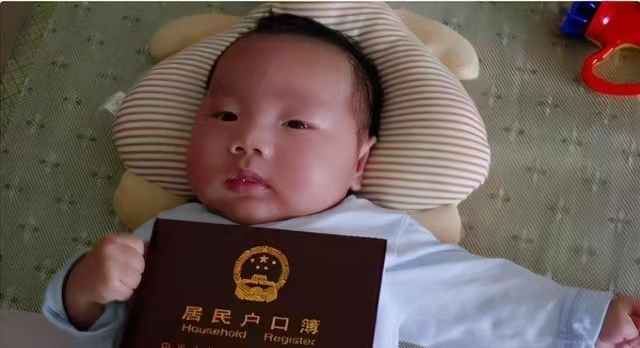 给孩子起名“吴赖”，谁知护士把名字打错，父母将错就错：不改了