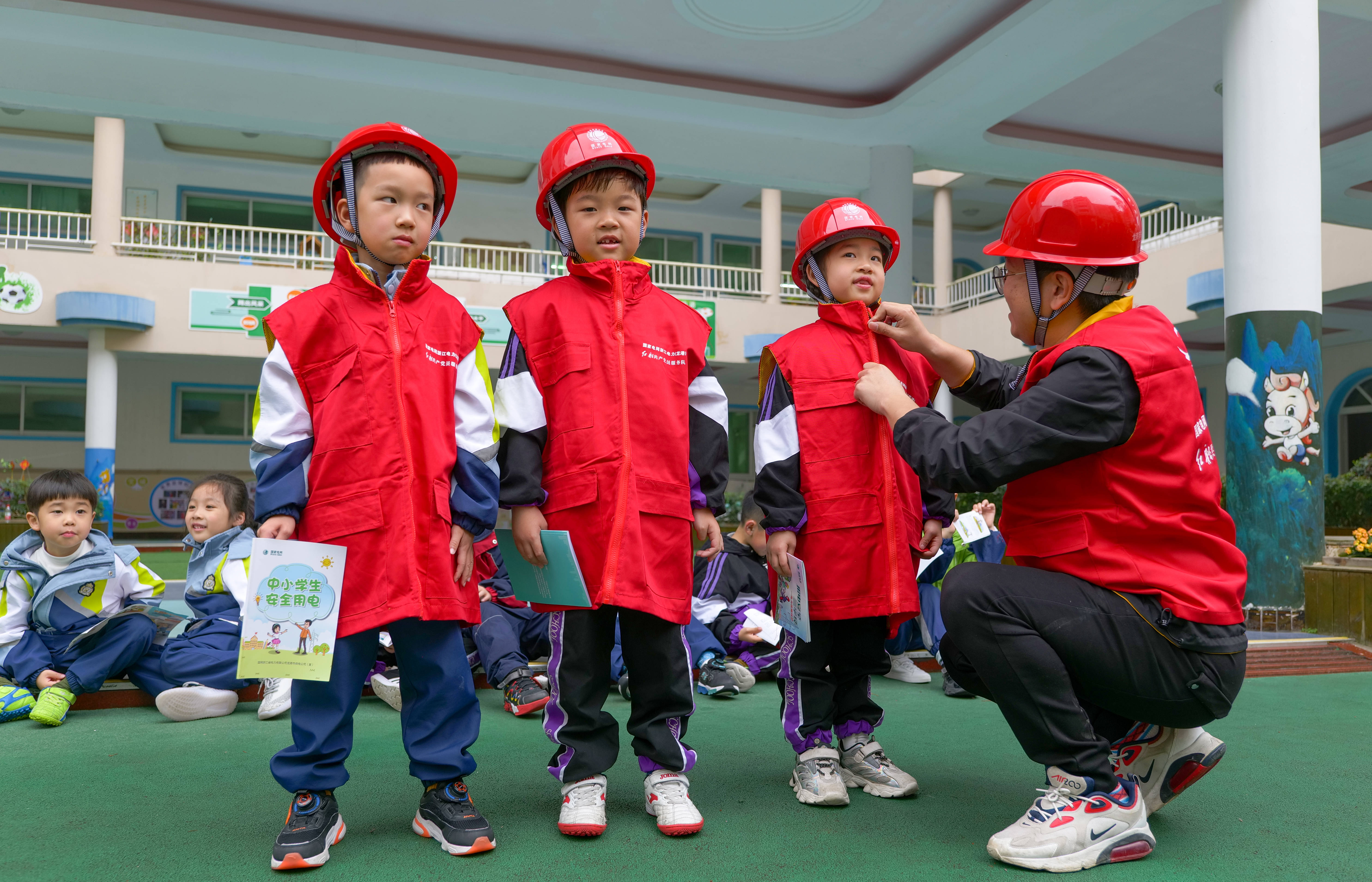 国网龙港市供电公司：安全用电护“童行”贴心服务助成长
