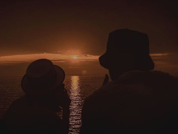 权志龙小松菜奈晒背影合照疑似公开恋情？粉丝：P图不约！