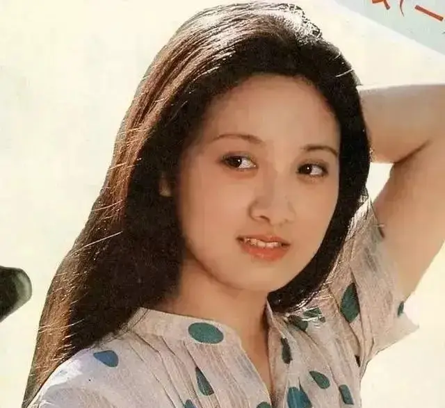 68岁邓婕：离婚协议成她一生的痛，继子不争气，养女越长越像丈夫