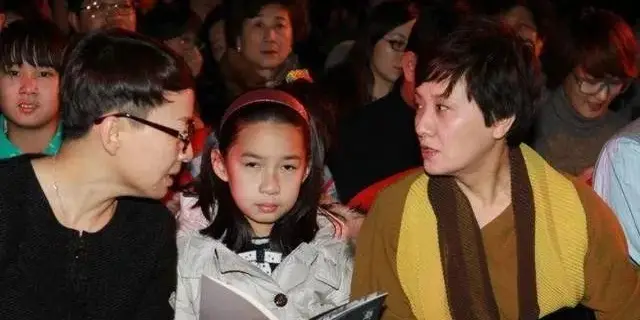 68岁邓婕：离婚协议成她一生的痛，继子不争气，养女越长越像丈夫