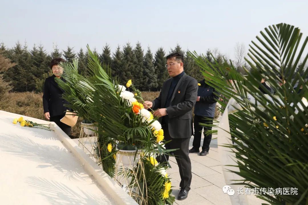 党建互动，携手共进 | 长春市传染病医院与吉林省肝胆病医院，开展“祭奠革命烈士、参观革命烈士纪念馆”活动