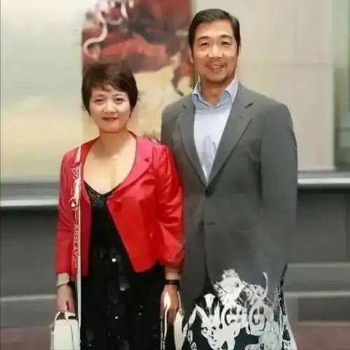 张国立与罗秀春离婚的34年：他再婚有烦恼，她至今单身牵挂儿子