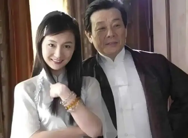 70岁仍拍戏，妻女远居国外，晚年与原配同住，寇世勋悔不当初