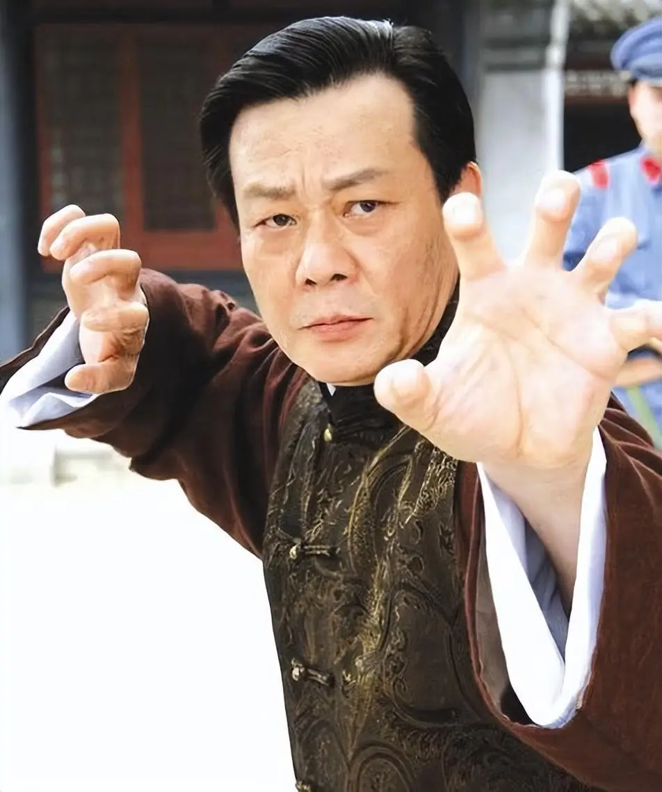 2位妻子楼上楼下住,鸡飞狗跳30年,“老戏骨”寇世勋称:太累了