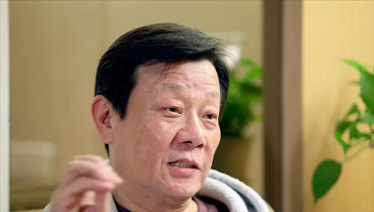 2位妻子楼上楼下住,鸡飞狗跳30年,“老戏骨”寇世勋称:太累了