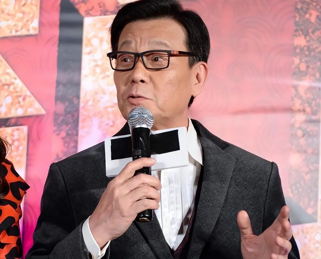 2位妻子楼上楼下住,鸡飞狗跳30年,“老戏骨”寇世勋称:太累了