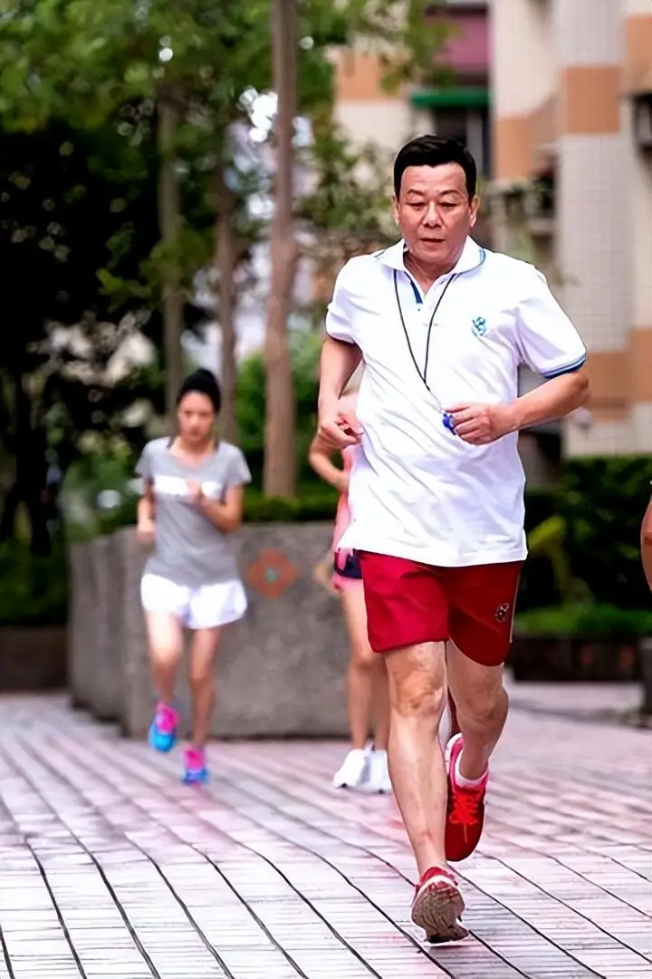 2位妻子楼上楼下住,鸡飞狗跳30年,“老戏骨”寇世勋称:太累了