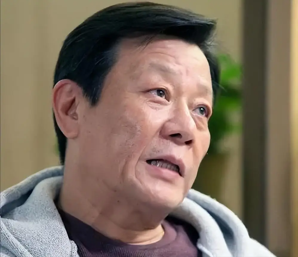 2位妻子楼上楼下住,鸡飞狗跳30年,“老戏骨”寇世勋称:太累了