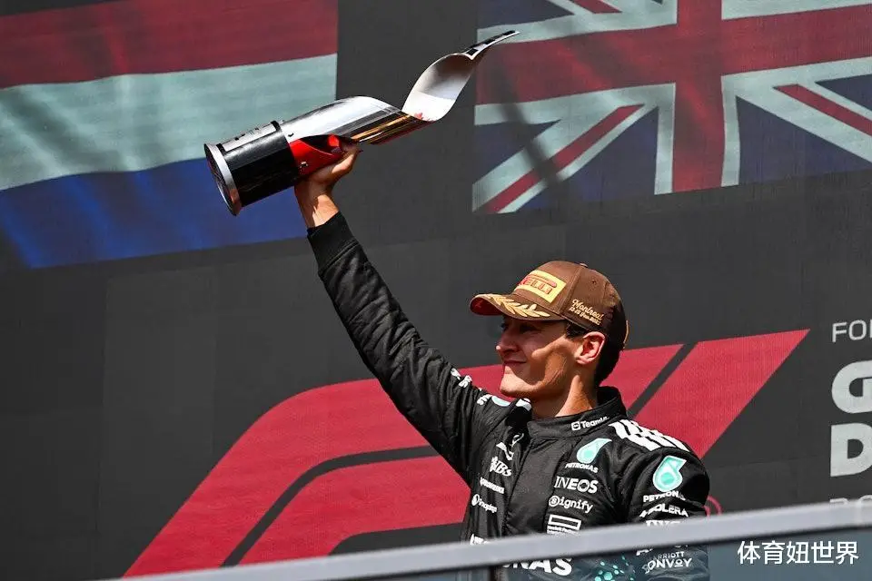 F1加拿大：愚蠢！最后时刻超车撞上队友，诺里斯道歉了：一念之差