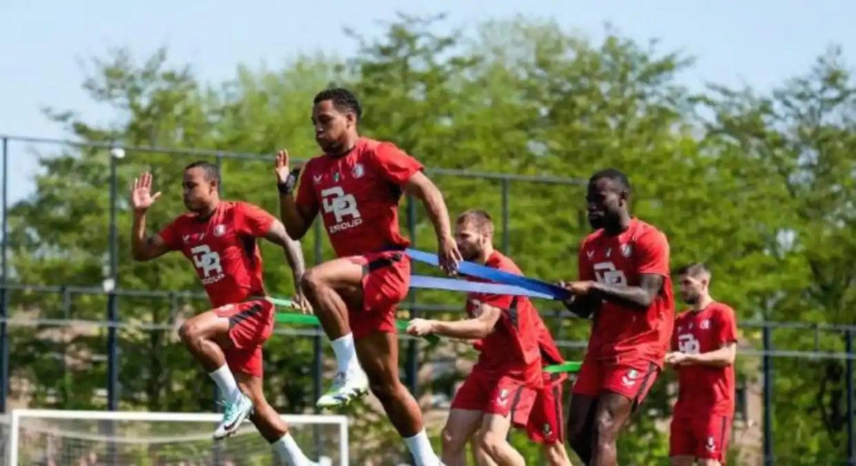 本赛季的欧冠欧联杯,荷兰球队遭遇全面失败,阿贾克斯埃因霍温欧冠小组赛双双出局,欧联杯三队无缘16强,昔日辉煌不再让人唏嘘