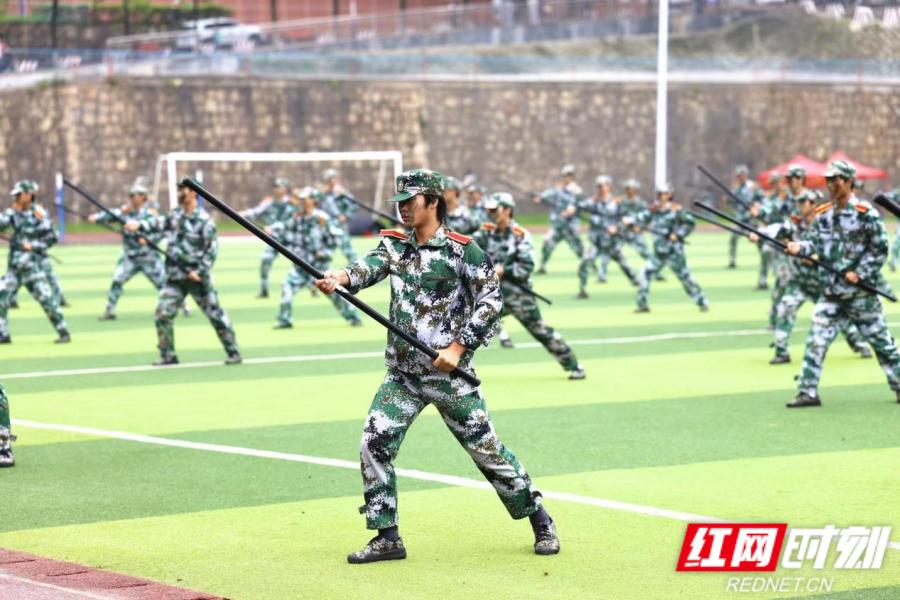 湖南都市职业学院举行新生开学典礼暨军训总结表彰大会