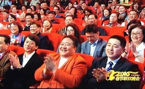 一分钱没有花 “春晚笑脸哥”连续看了17年春晚