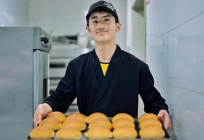 他被人用“高压泵”充气,肚子鼓成球,内脏受损,面部坏死