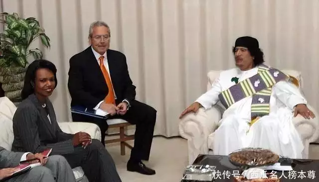 2011年，卡扎菲五子目光空洞，抽完最后一口烟，随后遭乱枪打死