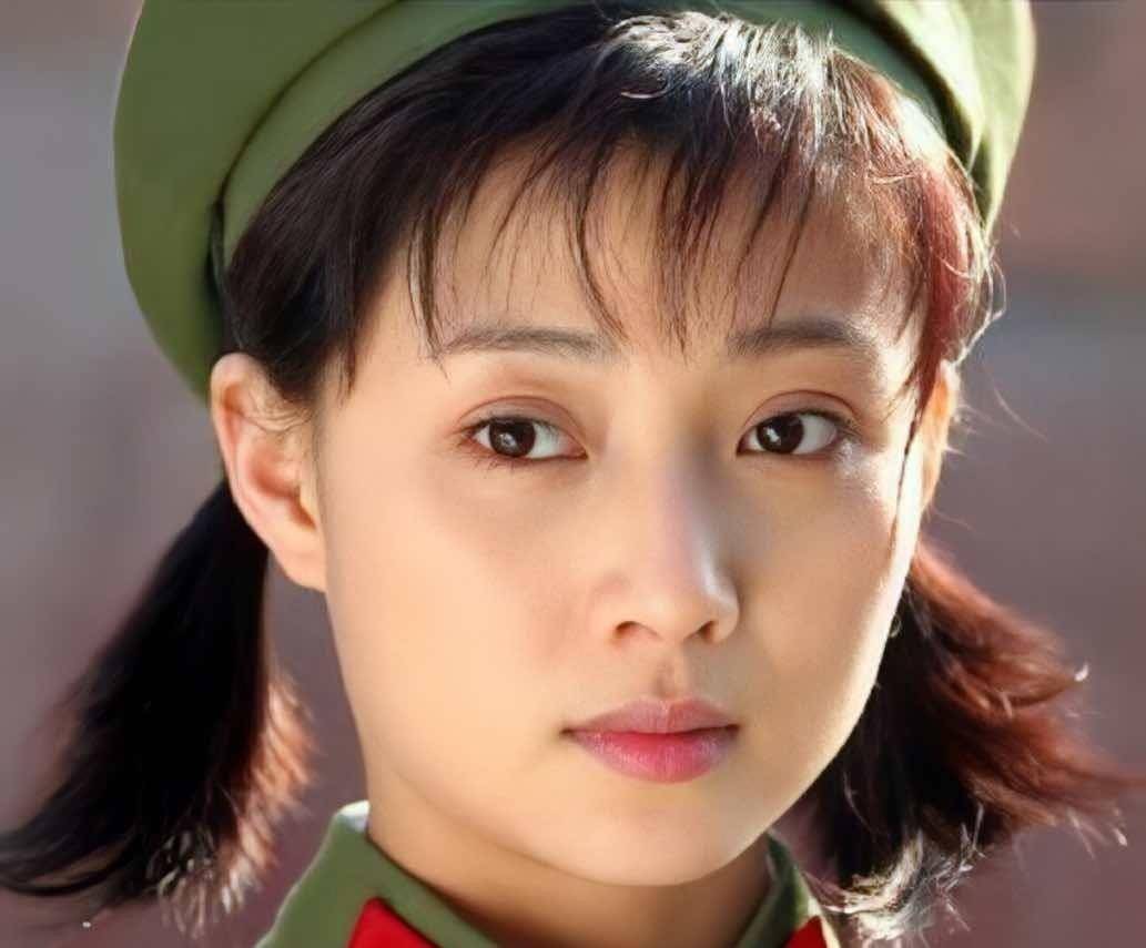 42岁的殷桃魅力不减，与富商、足坛名将均有交往，如今仍旧未婚