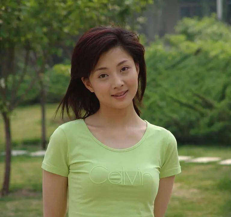 42岁的殷桃魅力不减，与富商、足坛名将均有交往，如今仍旧未婚