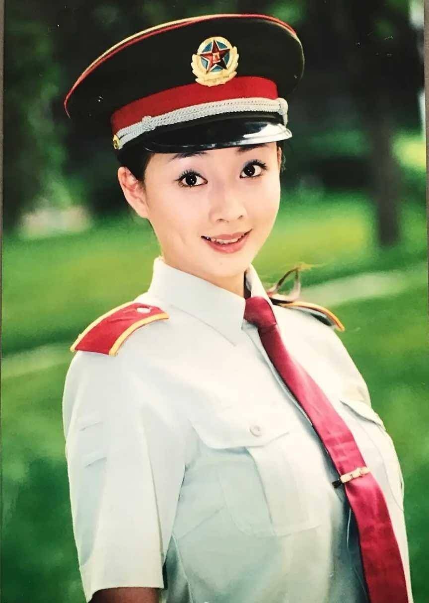 42岁的殷桃魅力不减，与富商、足坛名将均有交往，如今仍旧未婚