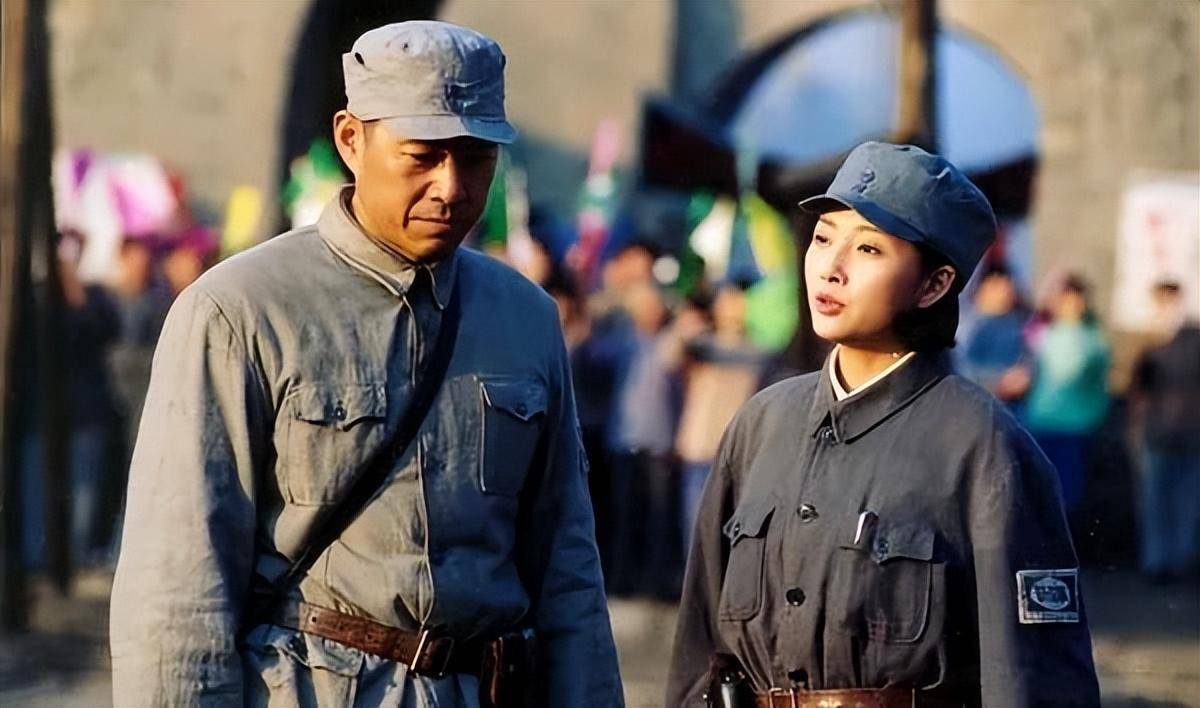 42岁的殷桃魅力不减，与富商、足坛名将均有交往，如今仍旧未婚