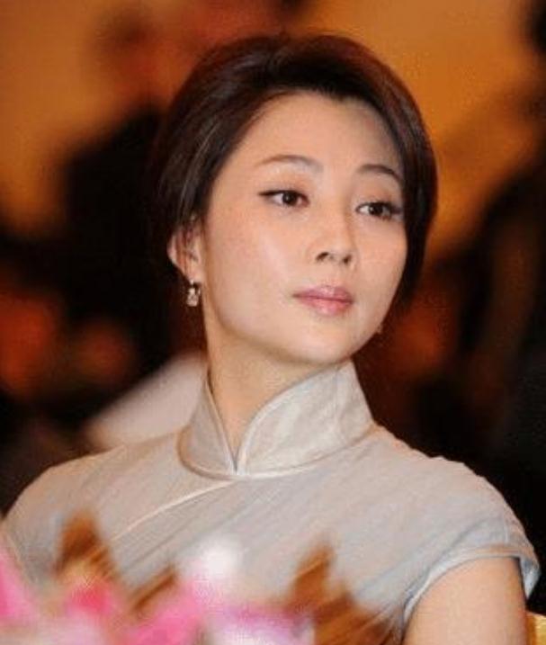 “人间水蜜桃”殷桃：前夫不听话10年，情断3个男人，今41岁还单身