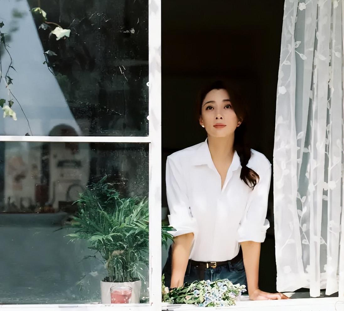 殷桃：四十多岁焕发第二春，曾迷倒六个男人，她的故事真不简单