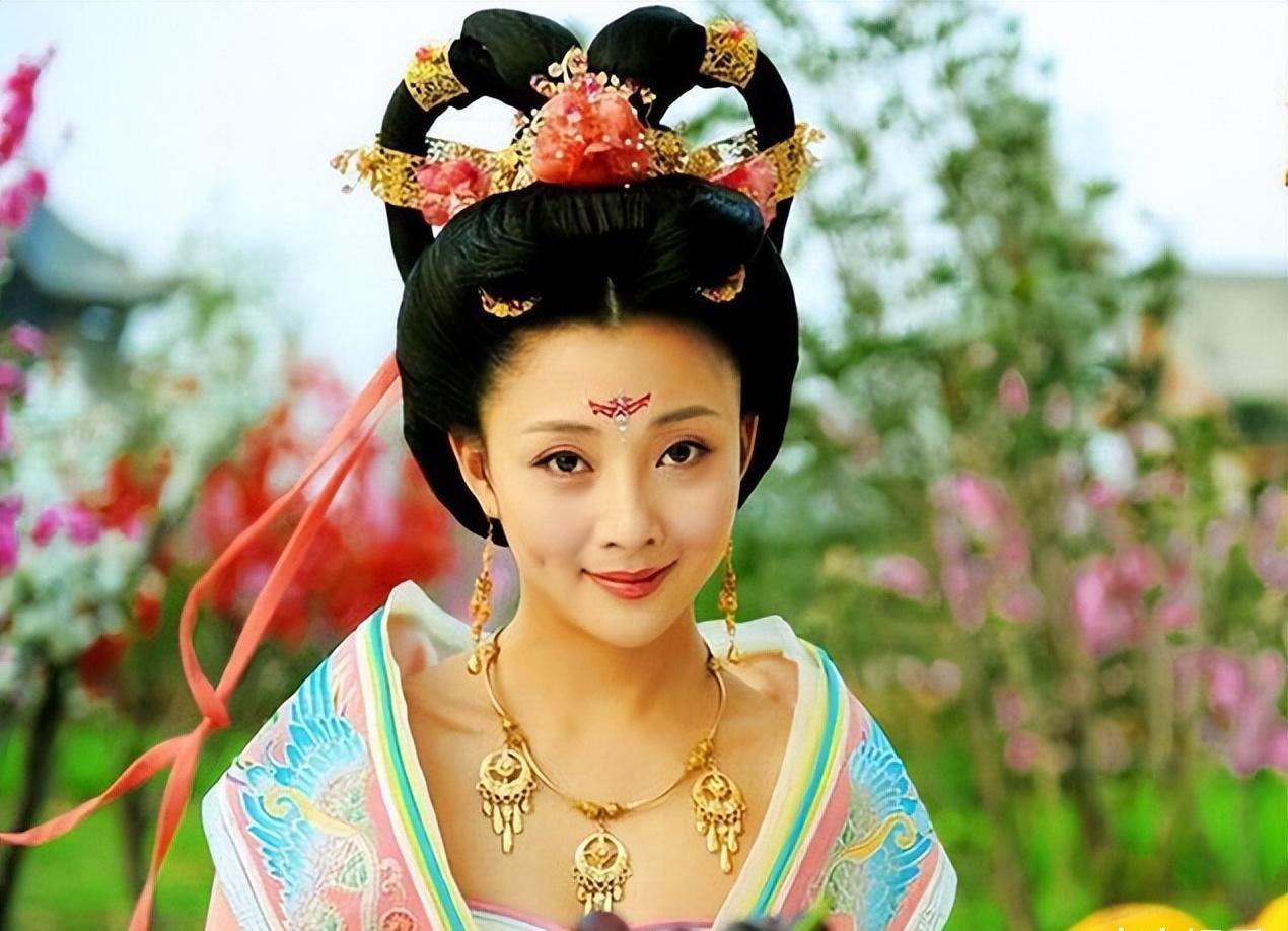 殷桃：四十多岁焕发第二春，曾迷倒六个男人，她的故事真不简单