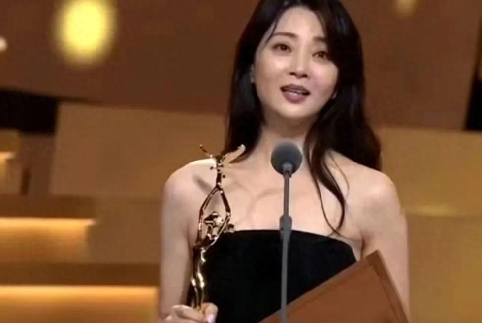 43岁殷桃新欢？入狱前夫，前任黑道老大，经历了好几个男人，真是厉害