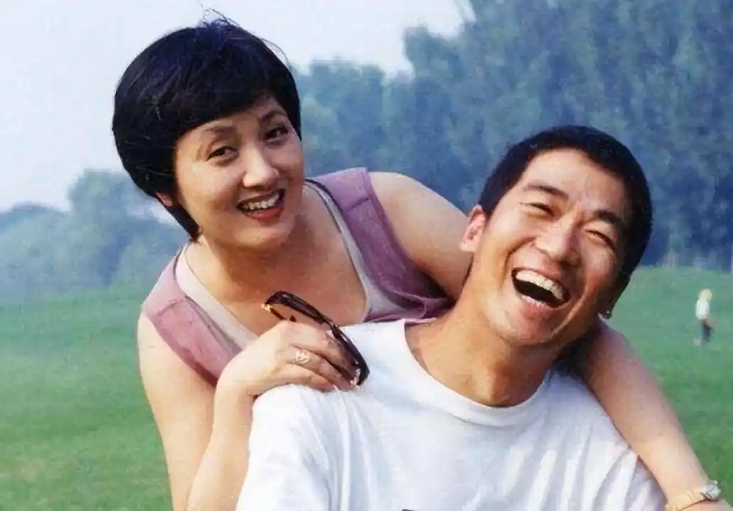 张国立与罗秀春离婚34年:他再婚有烦恼,她至今单身牵挂儿子