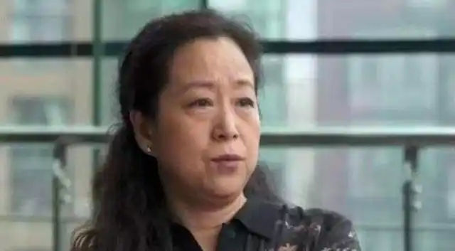 为了邓婕，张国立“抛弃”的前妻罗秀春，如今过得怎么样了？