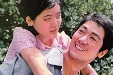 “世上妈妈只有一个”：张国立前妻罗秀春，用37年单身换儿子的安宁