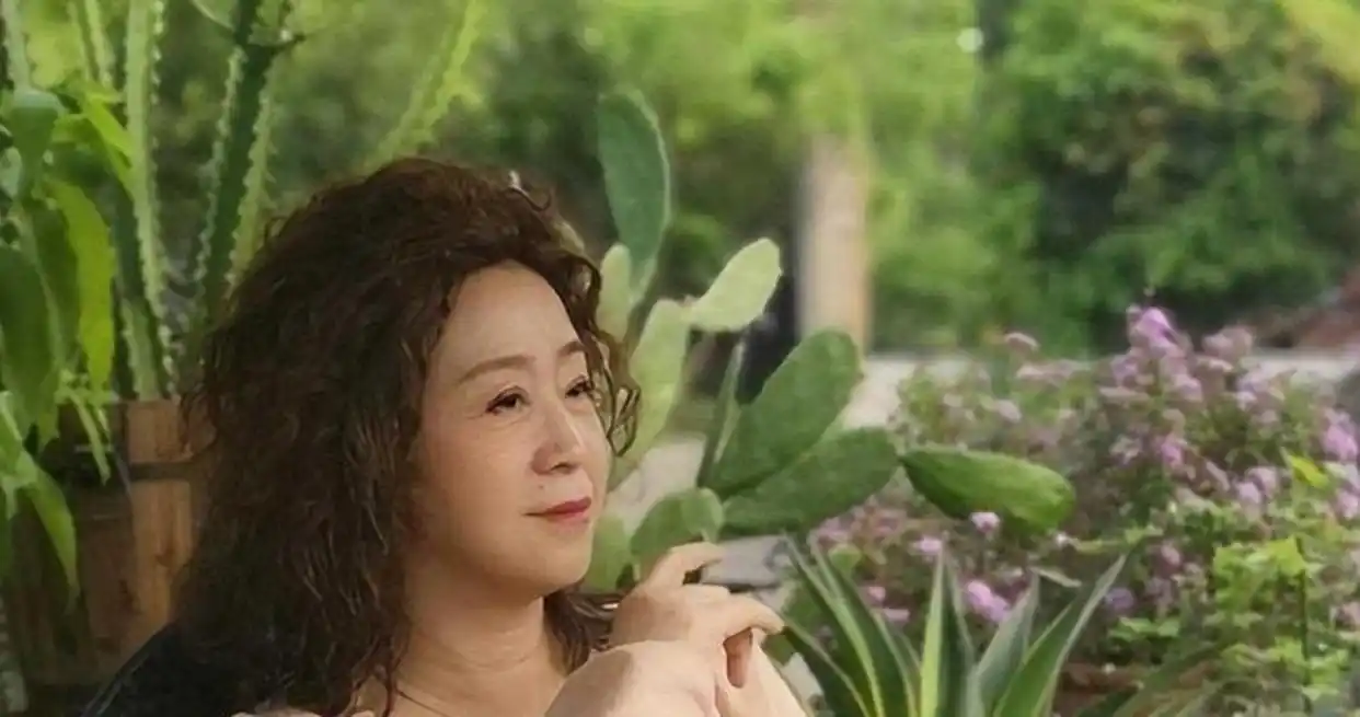 她是张国立的前妻丈夫移情别恋她低调成全一生未再嫁如今67岁依然单身她就是罗秀春 罗秀春早年也是科班出