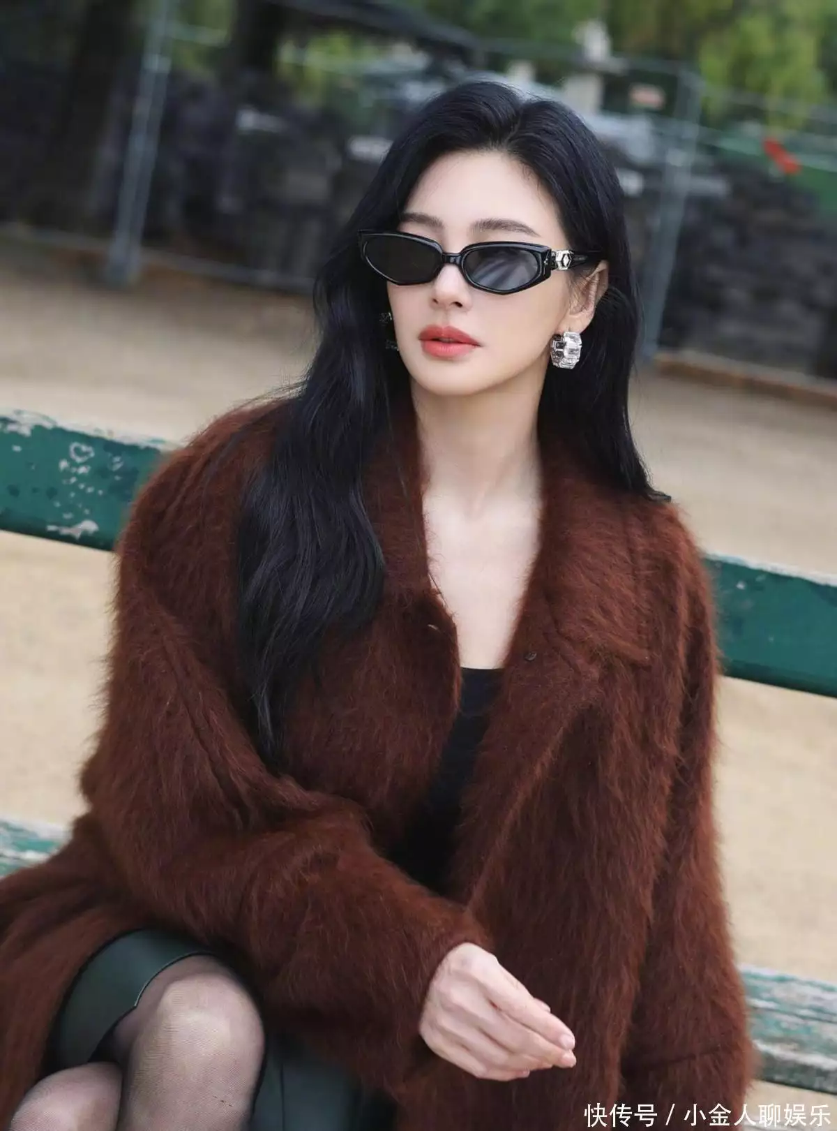38岁张雨绮喝下午茶带火美拉德新穿法:皮衣+打底衫,显贵又洋气