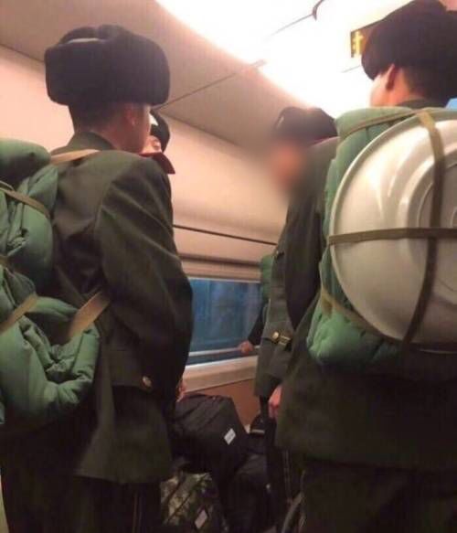 如果有机会，我愿意为军人让座！