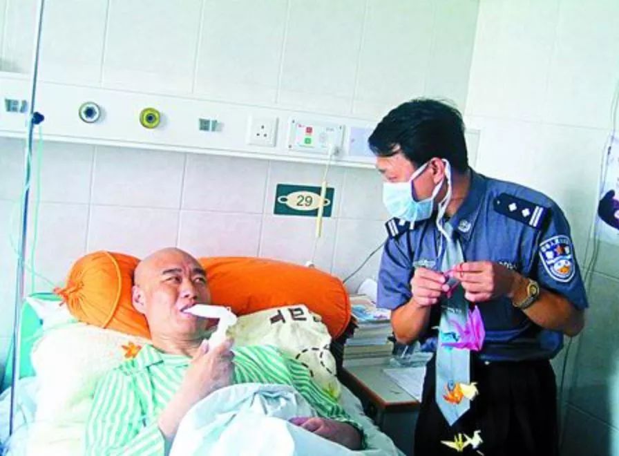 如果有机会，我愿意为军人让座！