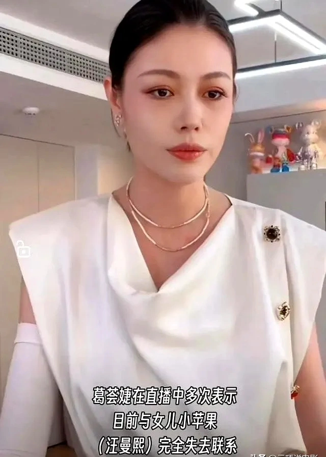 汪峰带四个娃现身机场，13岁二女儿罕见地露面，小苹果野性又高冷