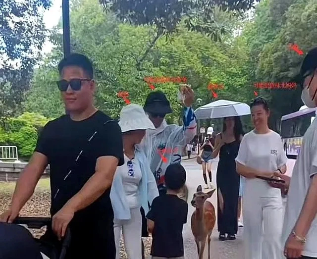 汪峰带四个娃现身机场，13岁二女儿罕见地露面，小苹果野性又高冷