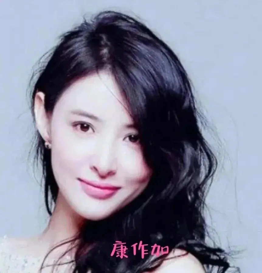 汪峰带四个娃现身机场，13岁二女儿罕见地露面，小苹果野性又高冷