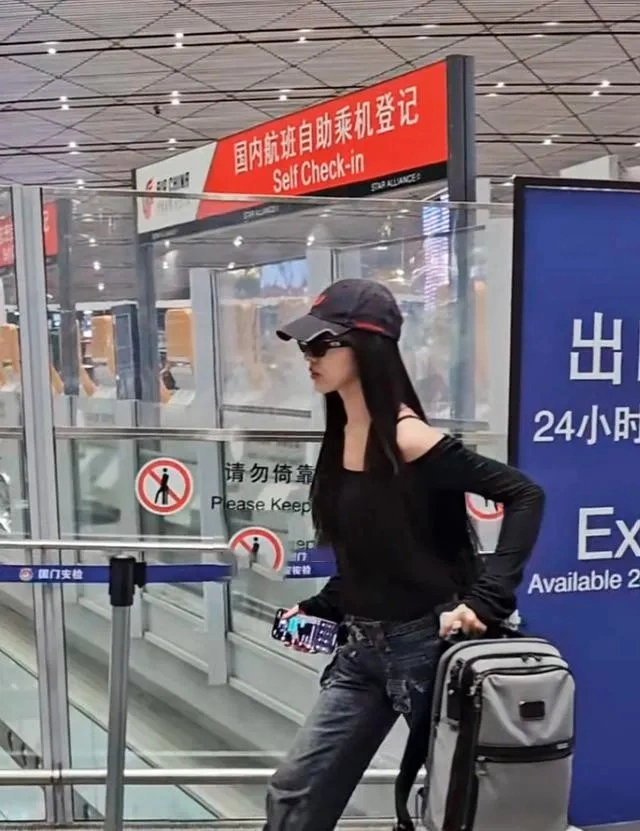 汪峰带四个娃现身机场，13岁二女儿罕见地露面，小苹果野性又高冷