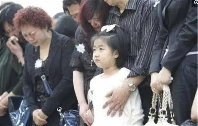 “深圳玫瑰”邢丹葬礼：与老公丛飞合葬，五岁女儿痛哭，千人送别