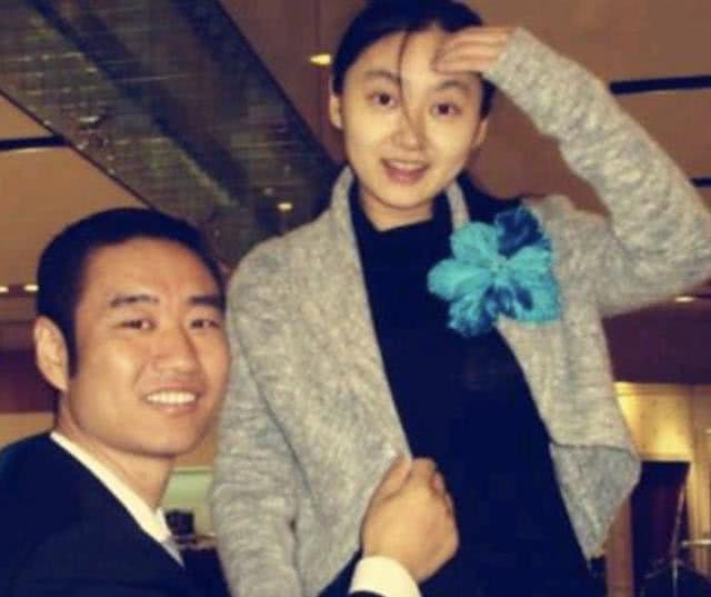 “深圳玫瑰”邢丹葬礼：与老公丛飞合葬，五岁女儿痛哭，千人送别