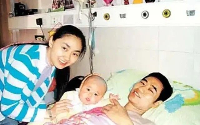 “深圳玫瑰”邢丹葬礼：与老公丛飞合葬，五岁女儿痛哭，千人送别