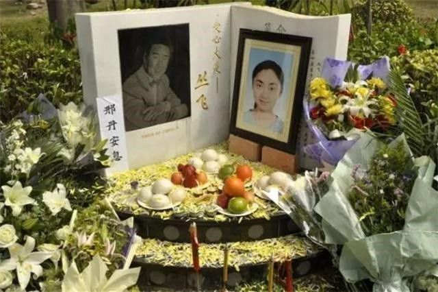 “深圳玫瑰”邢丹葬礼：与老公丛飞合葬，五岁女儿痛哭，千人送别