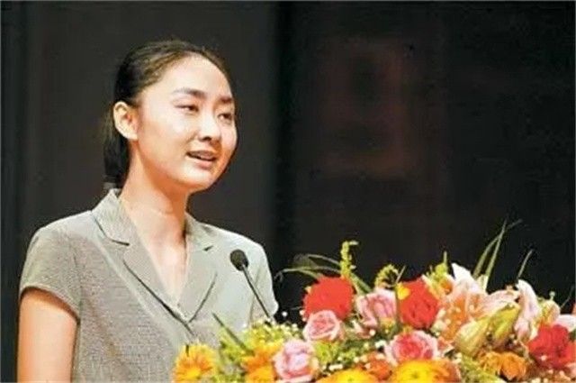 “深圳玫瑰”邢丹葬礼：与老公丛飞合葬，五岁女儿痛哭，千人送别