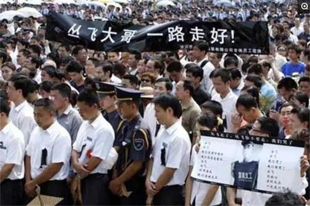 “深圳玫瑰”邢丹葬礼：与老公丛飞合葬，五岁女儿痛哭，千人送别