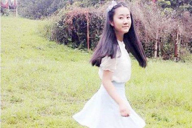 “深圳玫瑰”邢丹葬礼：与老公丛飞合葬，五岁女儿痛哭，千人送别