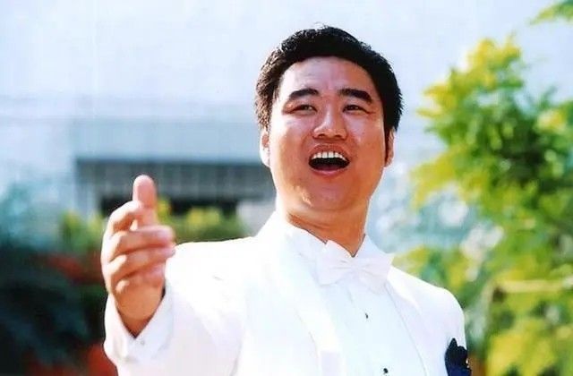 “深圳玫瑰”邢丹葬礼：与老公丛飞合葬，五岁女儿痛哭，千人送别